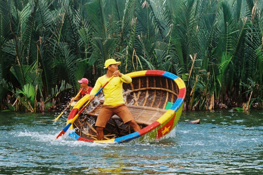 Thuyền thúng và học đèn lồng tại The lantern House