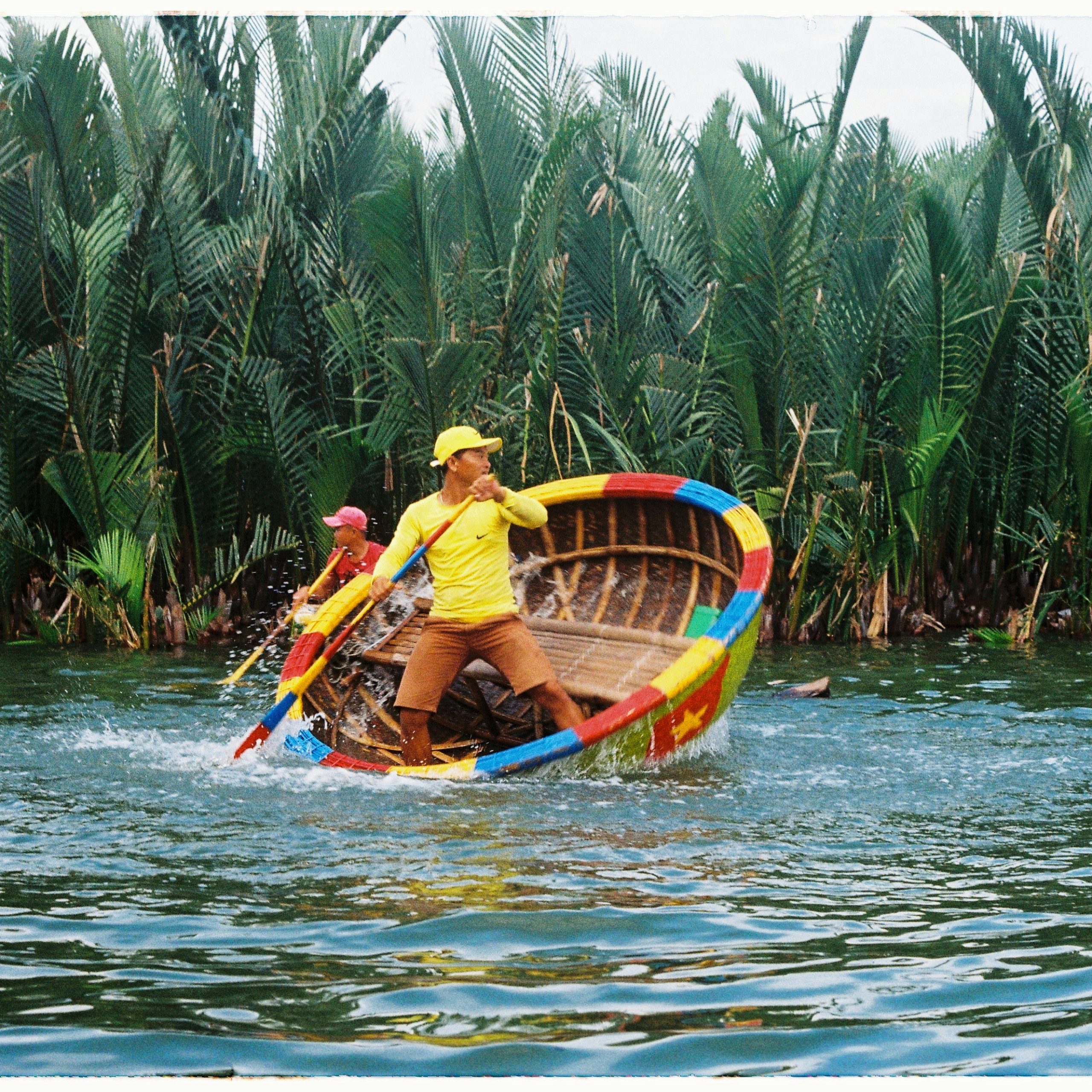 Thuyền thúng và học đèn lồng tại The lantern House