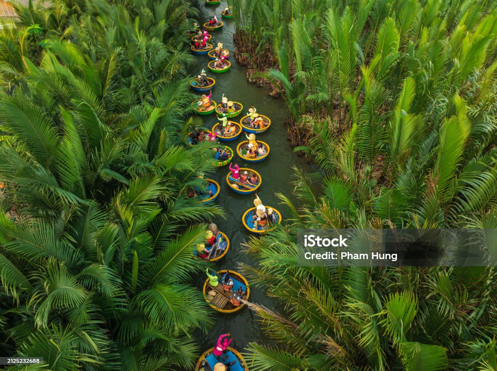 Thuyền thúng và học đèn lồng tại The lantern House